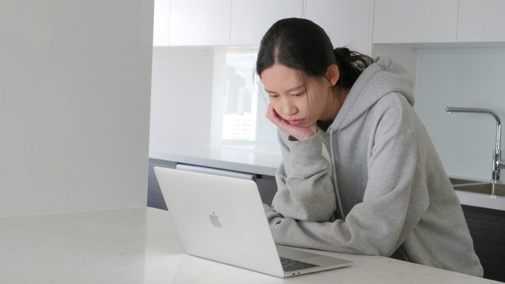 babae na nag aaral gumamit ng laptop